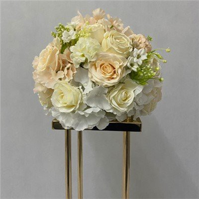 Hydrangea dengan Bunga Mawar Tengah