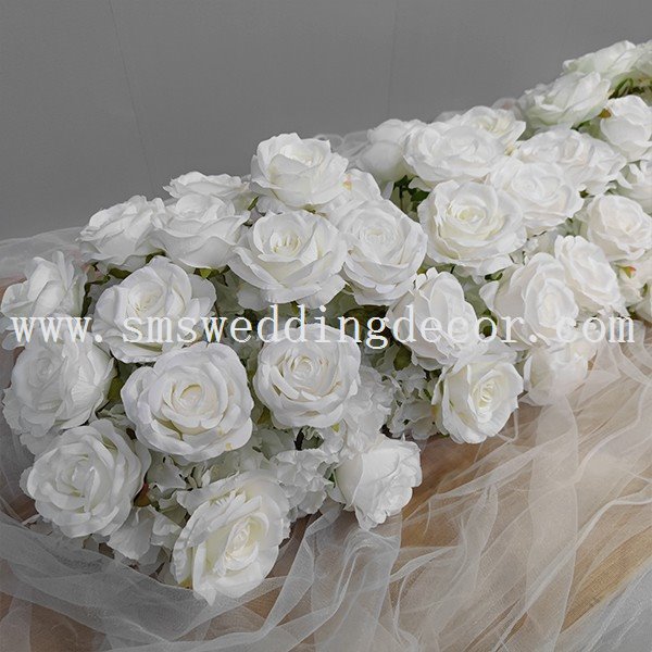 white flower runner